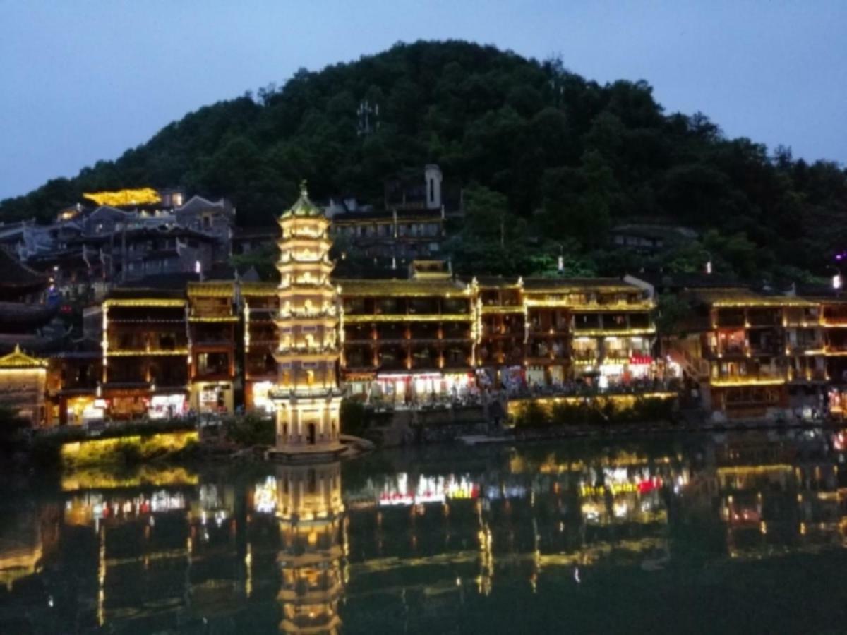 沱江缘民宿 Fenghuang Exterior photo
