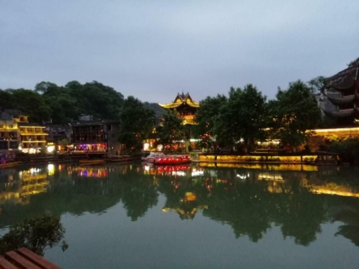 沱江缘民宿 Fenghuang Exterior photo